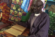 روایة تاجر سنغالي لا تلهیه تجارة عن القرآن 