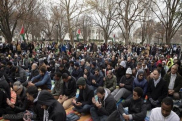  مسلمون يؤدون صلاة الجمعة أمام البيت الأبيض
