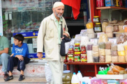  رجل تركي يُعلّم الناس قراءة القرآن عبر التجول في الشوارع