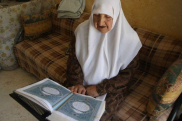 نعيمة الأمية في عقدها الثامن تحفظ القرآن كاملاً 