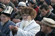 علماء الدين في کازاخستان يشرفون علی إستیراد الکتب الدینیة 