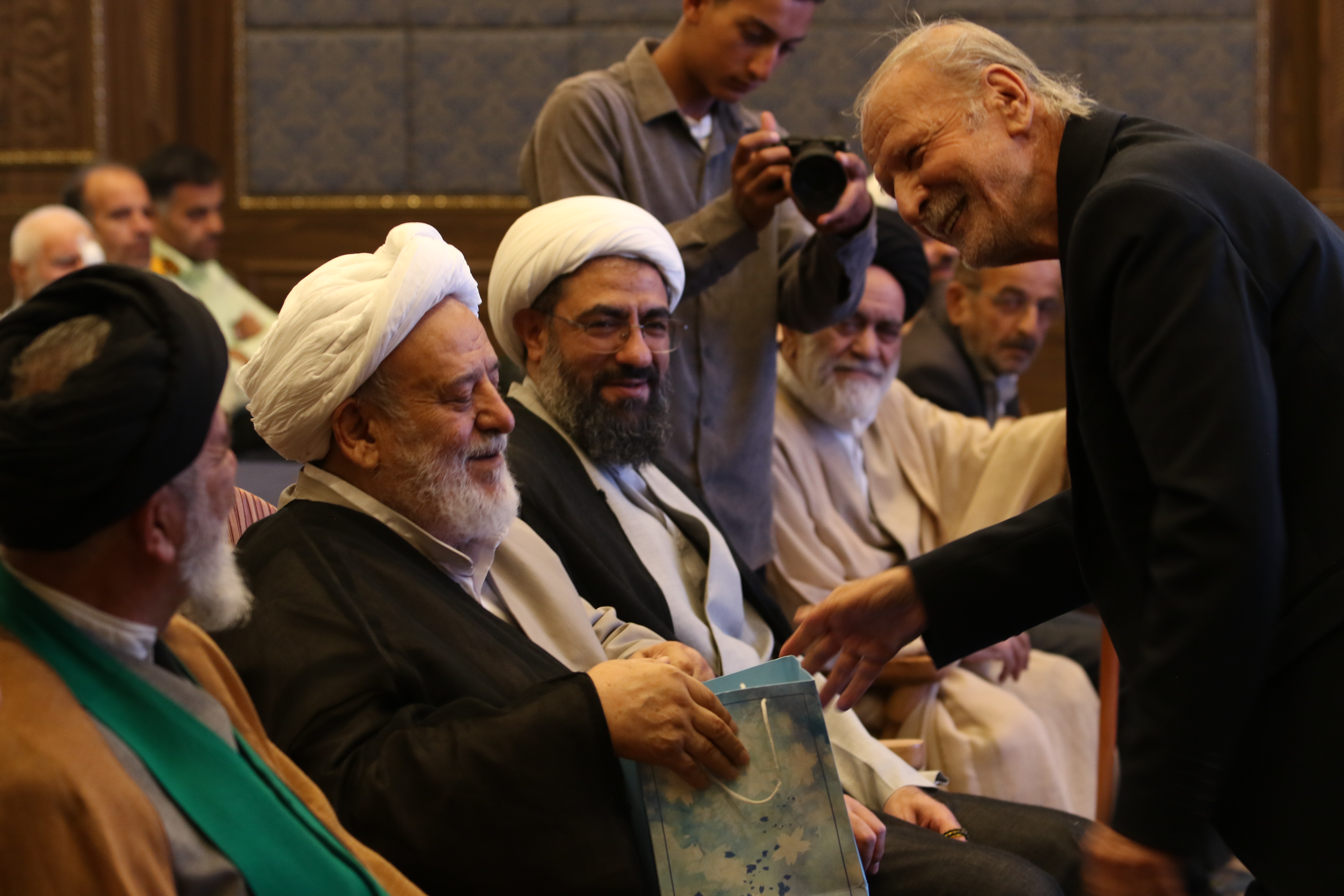 آیین پاسداشت استاد حسین انصاریان و رونمایی از «بهشت عارفان» در همدان