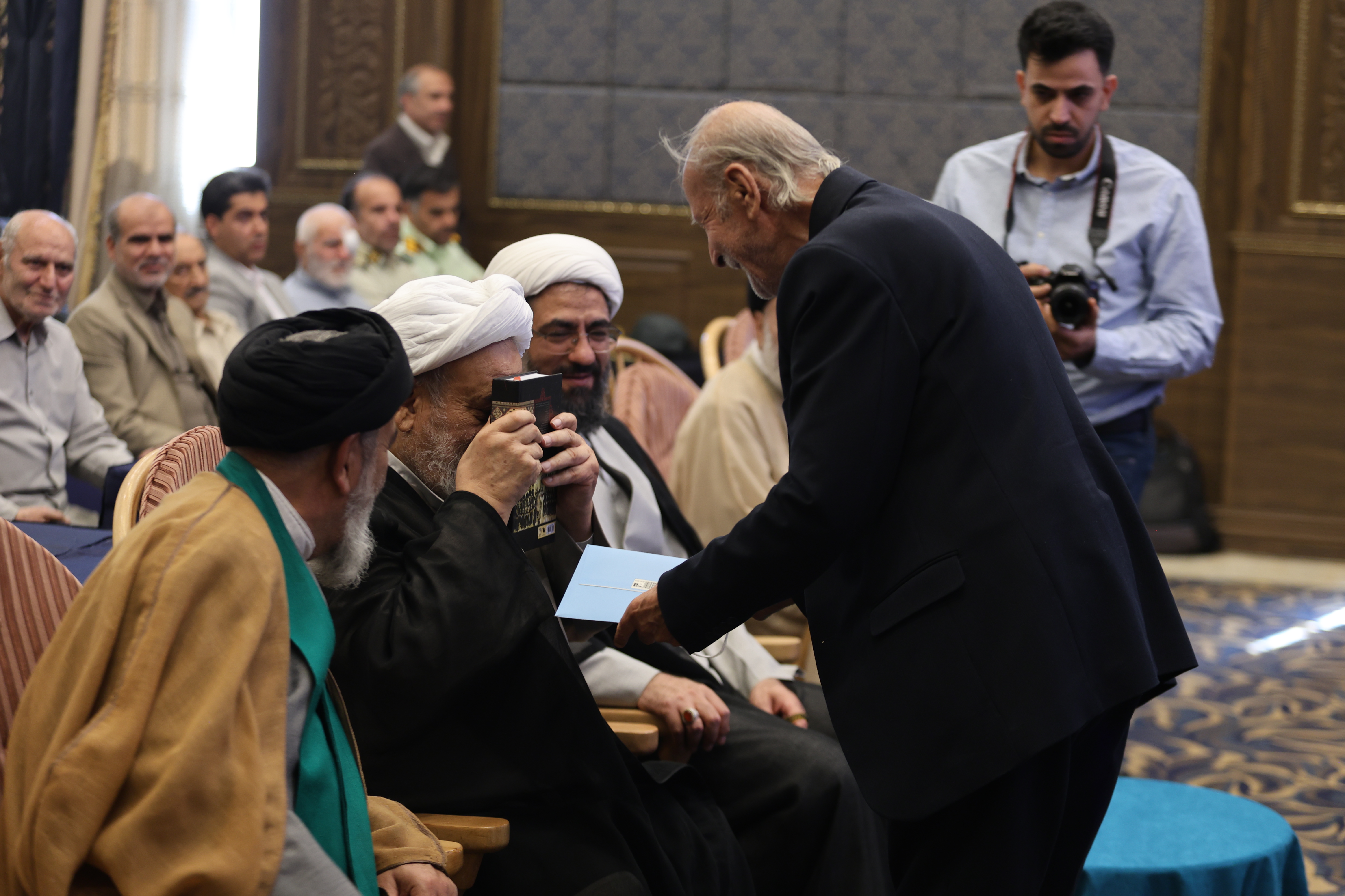 آیین پاسداشت استاد حسین انصاریان و رونمایی از «بهشت عارفان» در همدان