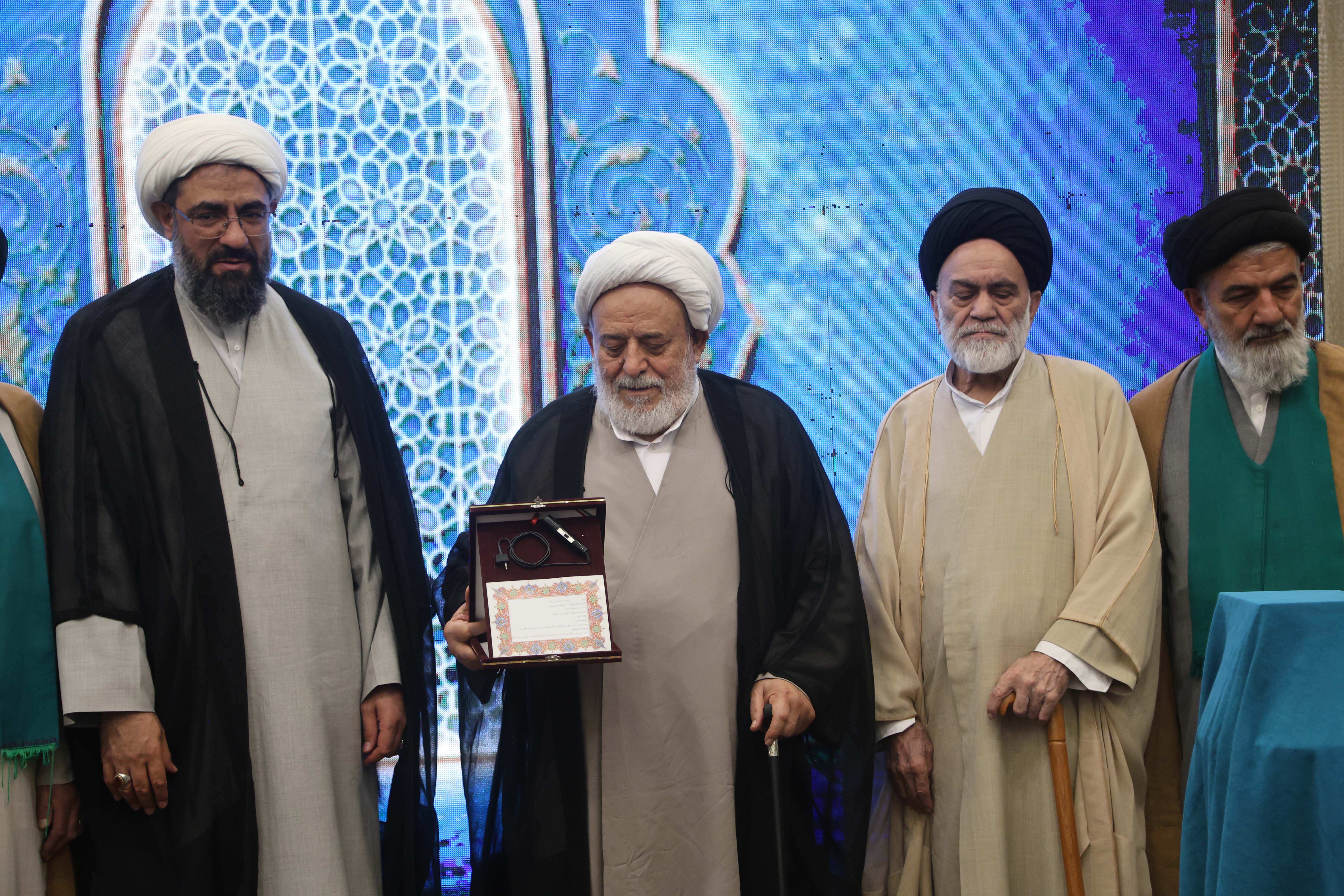 آیین پاسداشت استاد حسین انصاریان و رونمایی از «بهشت عارفان» در همدان