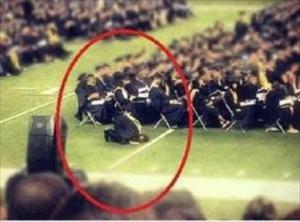 نمازخواندن دانشجوی مسلمان هنگام مراسم فارغ التحصیلی در آمریکا