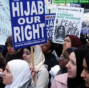 Memakai Jilbab, Seorang Muslimah Dilarang Masuk Bank