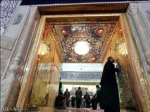 اهدای قالی بافته شده توسط بازدید کنندگان نمایشگاه قرآن به حرم امام حسین(ع)