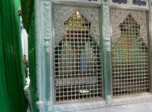 نصب سازه فلزی ضریح جدید حرم مطهر حضرت مسلم(ع) در مسجد کوفه