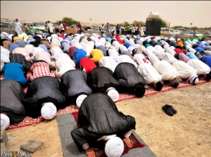 اقامه نماز شیعیان بحرينی در مساجد تخريب شده