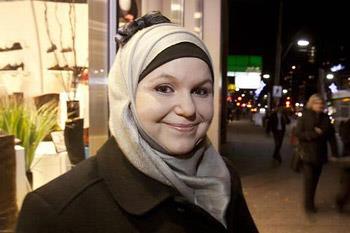 تشرف به اسلام مبتکر فروشگاه لباس‌های اسلامی/ مطالعه اتفاقی قرآن زندگی بانوی کانادایی را دگرگون کرد