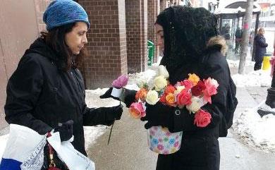 دانشجویان مسلمان اتاوا با اهدای گل اسلام حقیقی را معرفی می‌کنند 