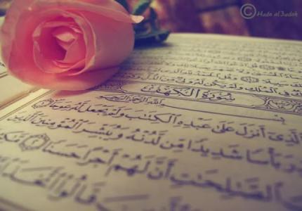 توزیع قرآن و گل در پاریس برای مقابله با اسلام‌هراسی