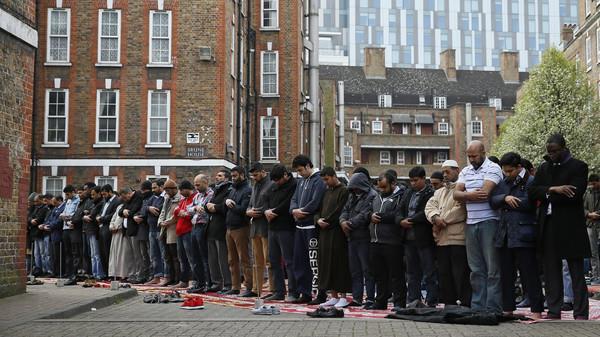 مخالفت مسلمانان انگلیس با فتوای کاهش ساعات روزه‌داری