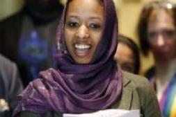 مصور/اکنا:طرد أستاذة العلوم السياسية بالكلية لارتدائها الحجاب تضامناً مع المسلمين.