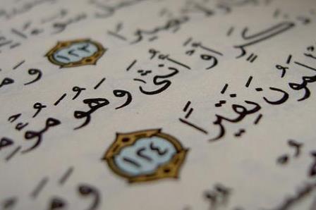 بدون استفاده از خط بریل؛ روشندل سودانی با حس لامسه قرآن تلاوت می‌کند 
