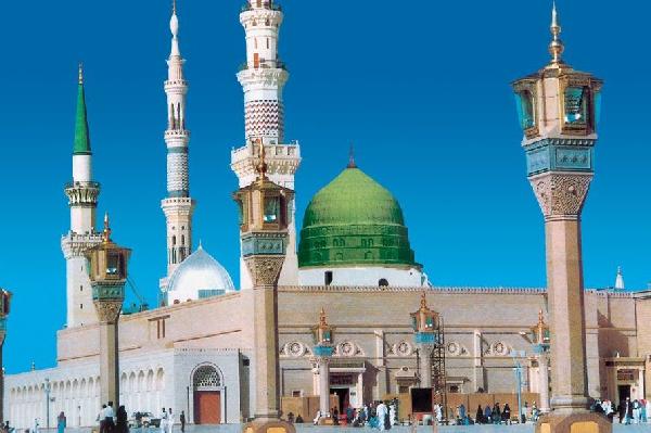 زوّار المسجد النبوي يتسابقون على قراءة القرآن في رمضان 