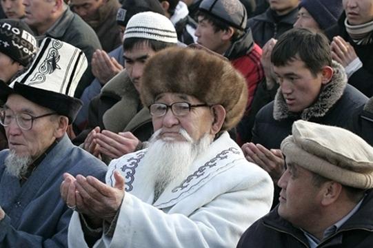علماء الدين في کازاخستان يشرفون علی إستیراد الکتب الدینیة 