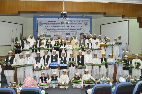 2400حافظ وحافظة يشاركون بمسابقة حفظ القرآن في باكستان 