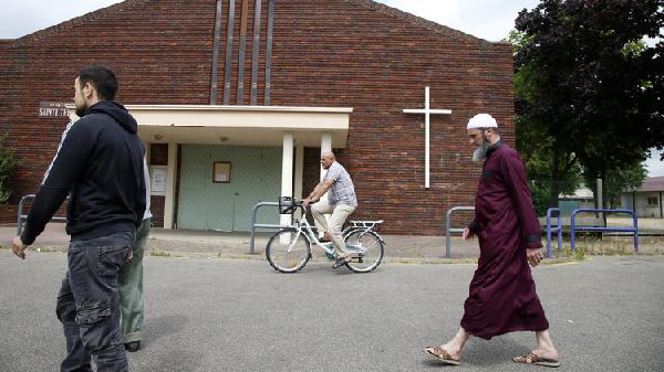 دعوة المسلمين في فرنسا للتوجه إلى الكنائس الأحد 