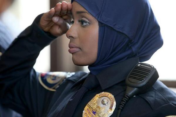  شرطة إسکتلندا تنوی إضافة الحجاب إلی الزی الخاص بها