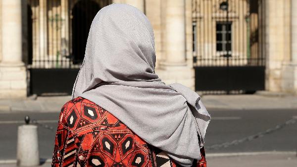 Restaurant Refuses to Serve Muslim Women in France