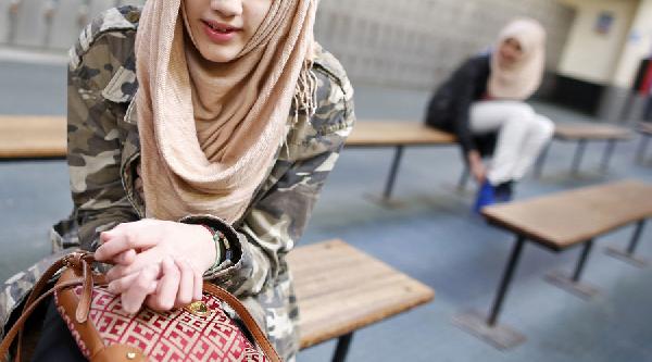 Spanish Muslim student is allowed to wear hijab by regional govt