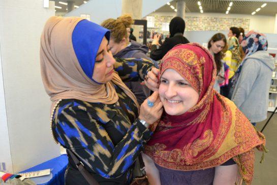  مؤسسة ألمانیة تشجّع غیرالمسلمات علی إرتداء الحجاب