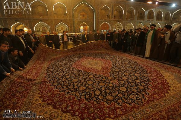 گزارش تصویری/ مفروش کردن ایوان طلای حرم امیرالمؤمنین علی(ع) با فرش دستباف کاشان