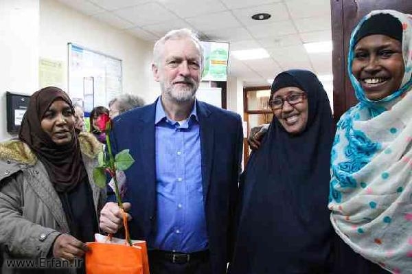  مساجد بريطانيا تهدي لزوّارها غير المسلمين مصاحف وزهوراً