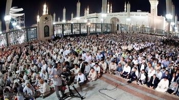 Jemaah Haji Iran Gelar Doa Kumail di Madinah al-Munawarah