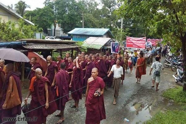 مئات البوذيين يطالبون بوقف دعم وكالات الإغاثة لمسلمي الروهنغيا في ميانمار