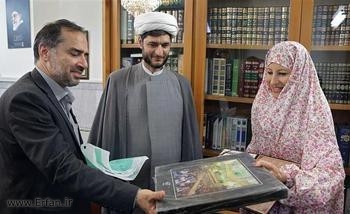 Une dame australienne convertie à l'islam dans le sanctuaire de l'Imam Reza
