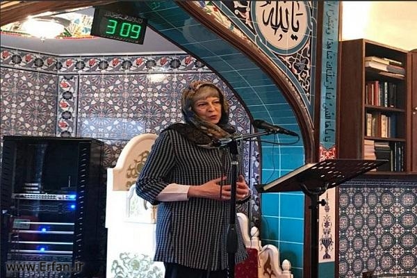  "تيريزا ماي" ترتدي الحجاب للتعرف على قيم الإسلام