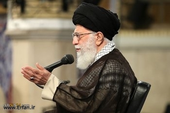 Imam Jamenei: EEUU está Presionando a Arabia Saudita para crear Diferencias y Conflictos en la Región 